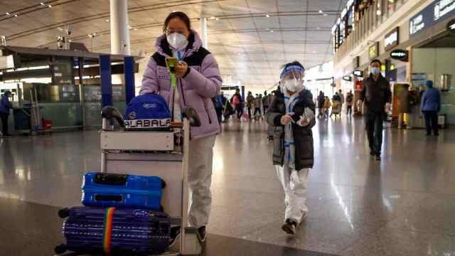 CHINA AMENAZA CON “CONTRAMEDIDAS” POR PRUEBAS DE COVID A SUS TURISTAS