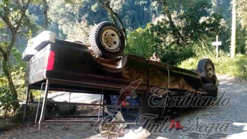 SE QUEDA SIN FRENOS Y VUELCA