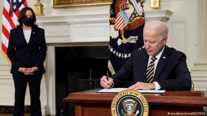 BIDEN ORDENA RECHAZAR INGRESO DE MIGRANTES DESDE LA FRONTERA MÉXICO-EU