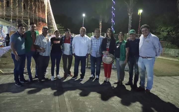 FESTEJAN EL DÍA DE REYES EN PISTA DE HIELO