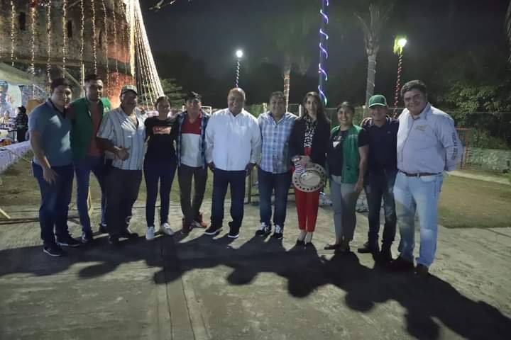 FESTEJAN EL DÍA DE REYES EN PISTA DE HIELO