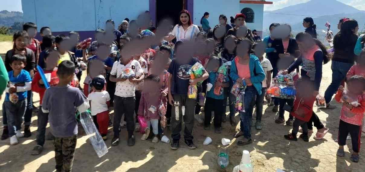 LLEVAN MILES DE JUGUETES A NIÑOS DE CALCAHUALCO