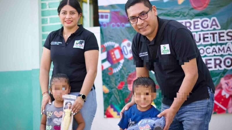 ENTREGA ERNESTO RUIZ OBSEQUIOS DE PARTE DE LOS REYES MAGOS