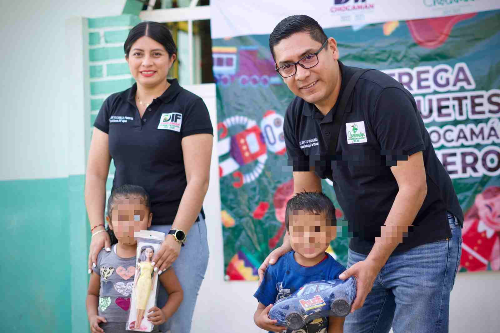 ENTREGA ERNESTO RUIZ OBSEQUIOS DE PARTE DE LOS REYES MAGOS