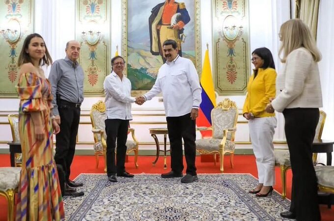 VENEZUELA Y COLOMBIA ABREN FRONTERA PARA PASO DE BIENES Y PERSONAS