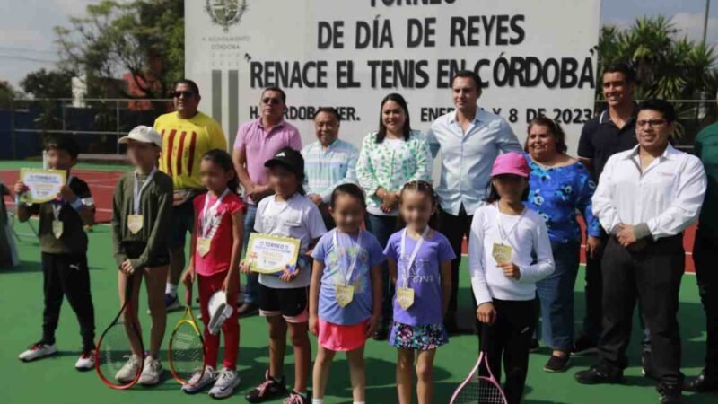 INAUGURA PRESIDENTE CANCHA DE TENIS&nbsp;