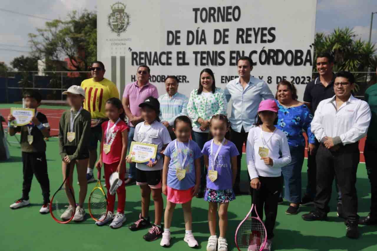 INAUGURA PRESIDENTE CANCHA DE TENIS