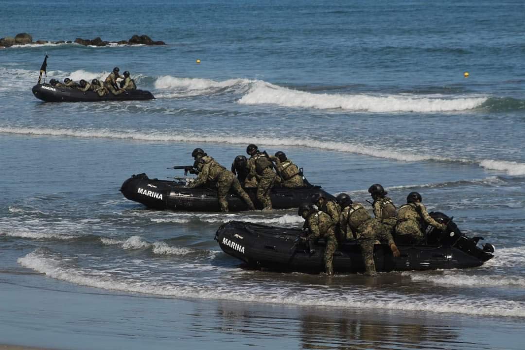 MARINOS REALIZAN DEMOSTRACCIÓN EN BOCA DEL RÍO