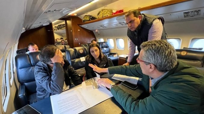 RAYO IMPACTA EL AVIÓN DEL PRESIDENTE COLOMBIANO, GUSTAVO PETRO