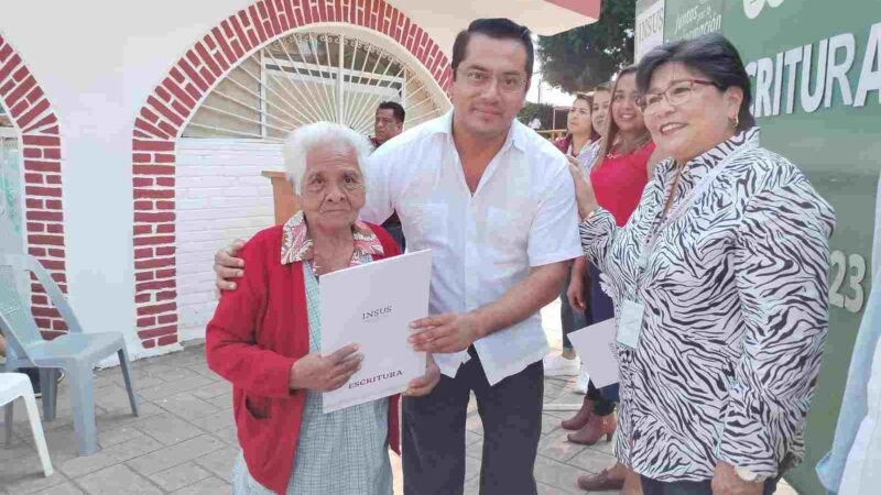 ENTREGA ALCALDE ESCRITURAS A 35 FAMILIAS