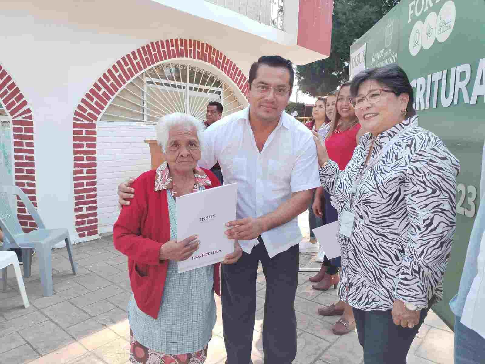ENTREGA ALCALDE ESCRITURAS A 35 FAMILIAS
