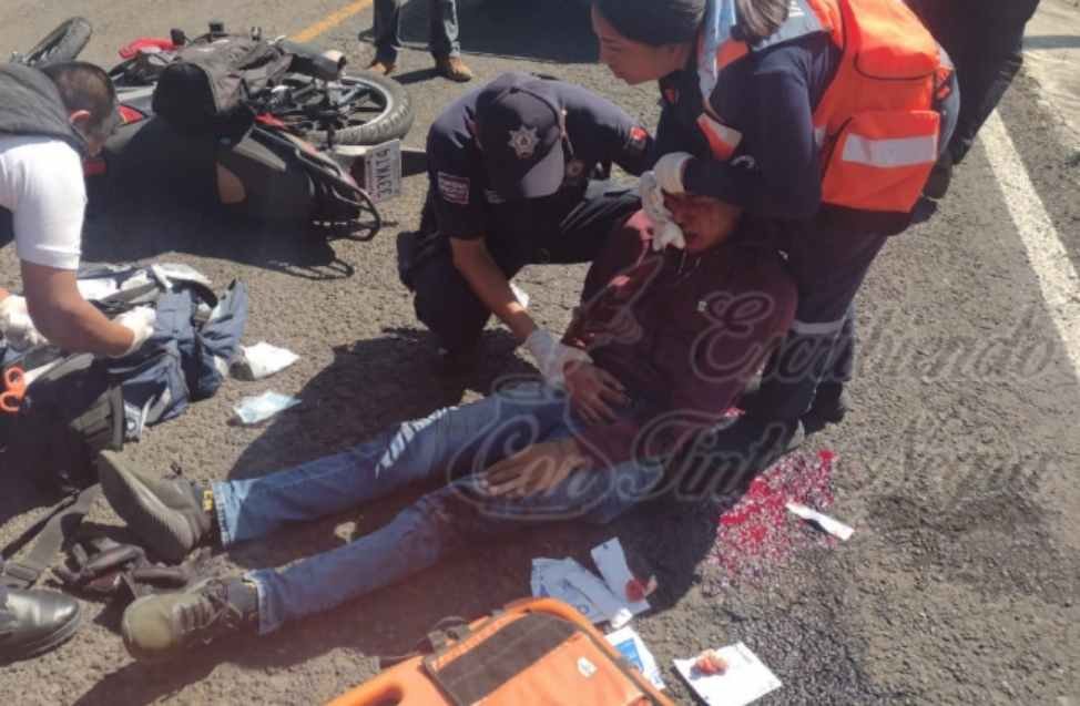 DERRAPA MOTOCICLISTA EN IXHUATLÁN