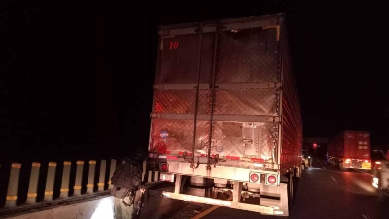 RECUPERAN TRÁILER CARGADO CON CAMARÓN