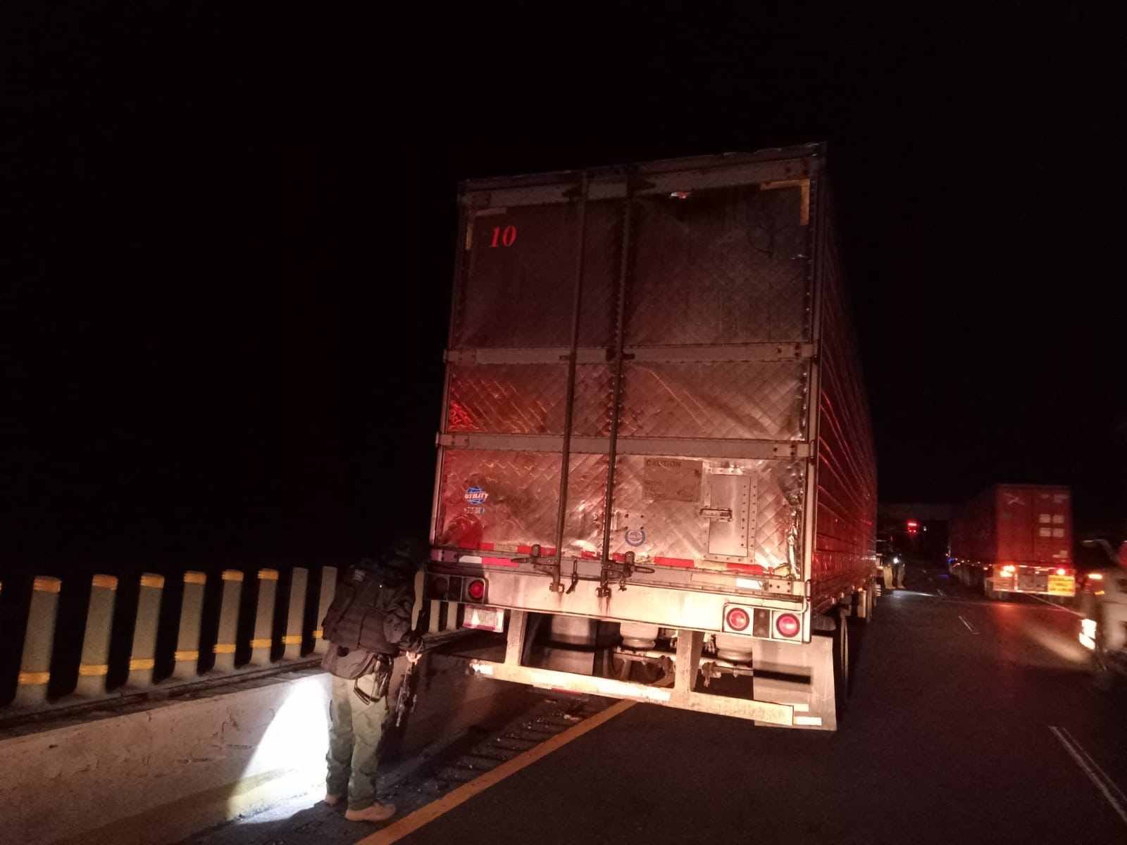 RECUPERAN TRÁILER CARGADO CON CAMARÓN