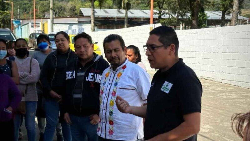 OFRECE ALCALDE SOLUCIÓN A PROBLEMA EN TELESECUNDARIA DE CHOCAMÁN