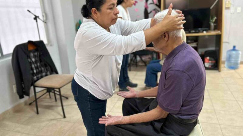IMPARTEN TERAPIA HOLÍSTICA EN CLUB DEL ABUELO