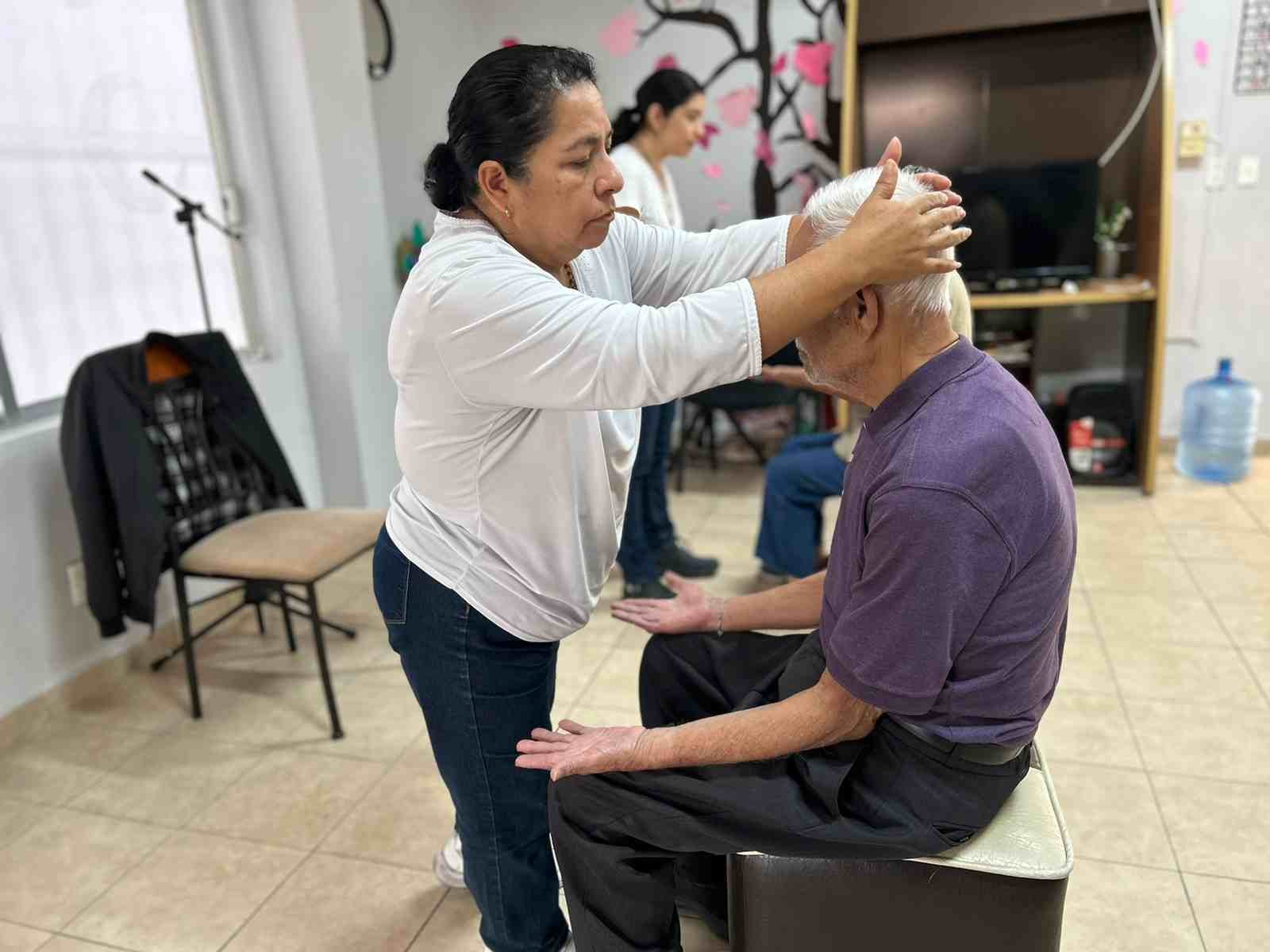 IMPARTEN TERAPIA HOLÍSTICA EN CLUB DEL ABUELO