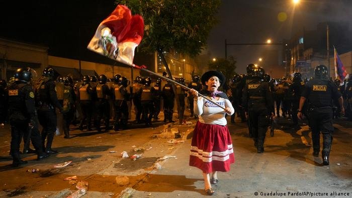 PERUANOS REINICIAN MANIFESTACIONES PARA PEDIR LA RENUNCIA DE DINA BOLUARTE