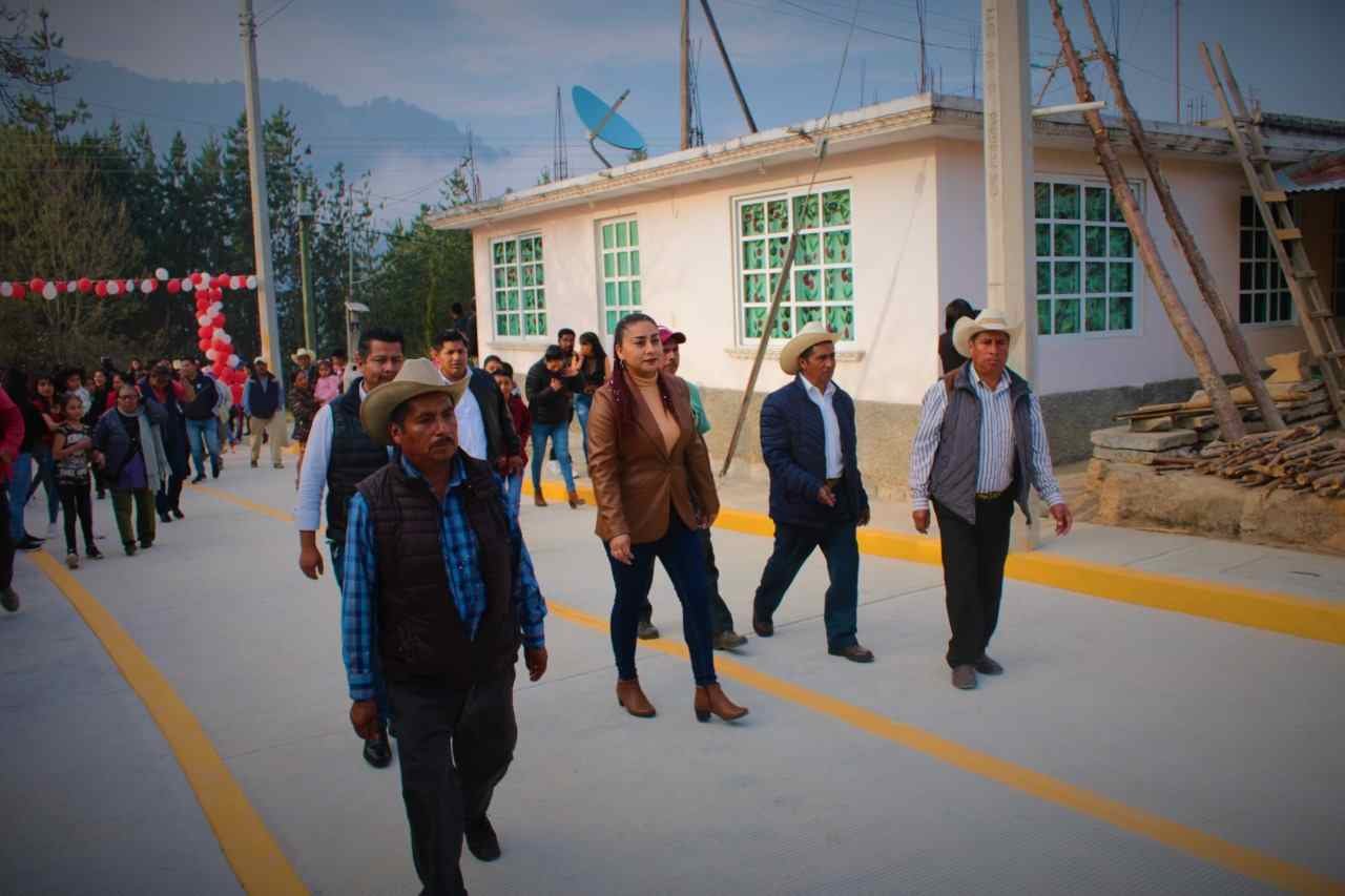 INAUGURA ALCALDESA PAVIMENTACION EN TOTOZINAPA