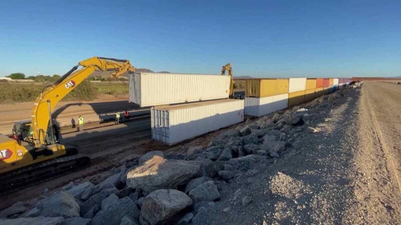 RETIRAN MURO DE CONTENEDORES EN FRONTERA DE ARIZONA CON MÉXICO