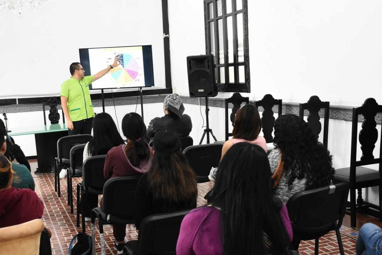 RECIBEN COMERCIANTES CURSO DE CALIDAD EN EL SERVICIO Y UNA MEJOR ATENCIÓN AL CLIENTE