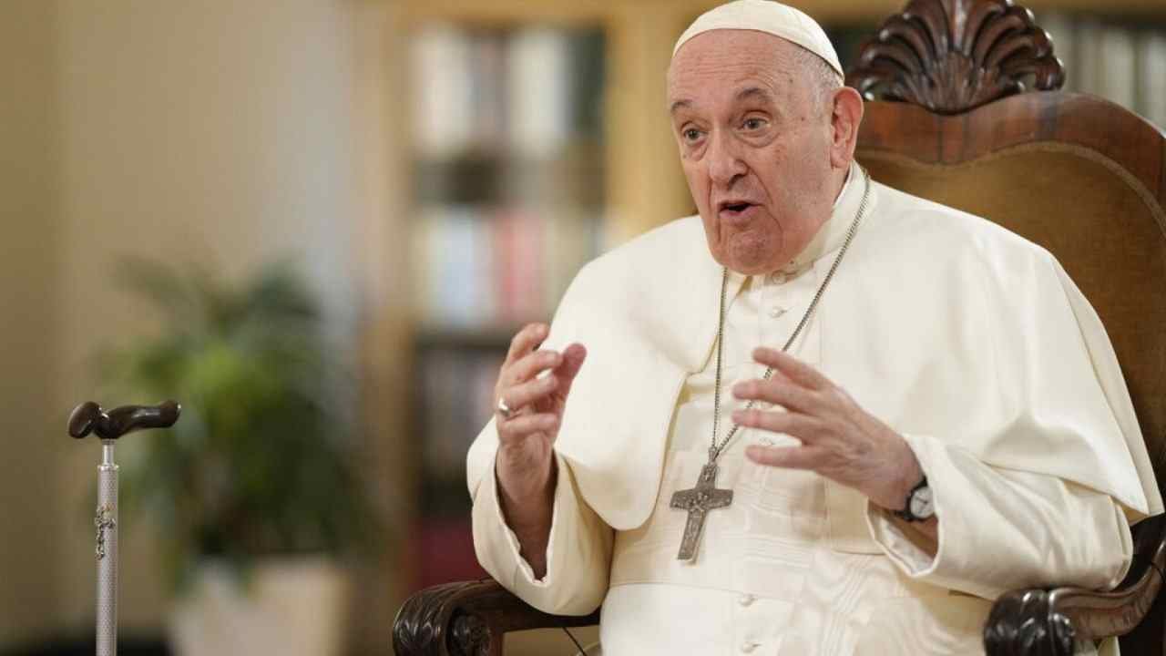 SER HOMOSEXUAL ES UN PECADO, NO UN DELITO: PAPA FRANCISCO