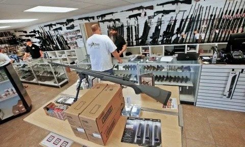 CONGRESISTAS PROPONEN LEY PARA CONTROLAR EL TRÁFICO DE ARMAS HACIA MÉXICO