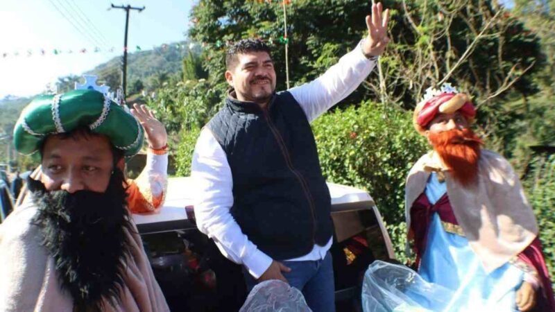 ENTREGAN CERCA DE 3 MIL JUGUETES EN SIERRA DEL GALLEGO