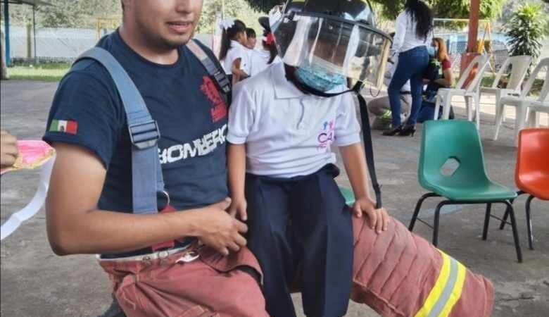 DAN AUTORIDADES DE ATOYAC “CHARLAS SEGURAS” A NIÑOS Y NIÑAS