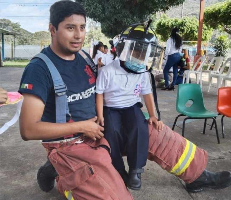 DAN AUTORIDADES DE ATOYAC “CHARLAS SEGURAS” A NIÑOS Y NIÑAS