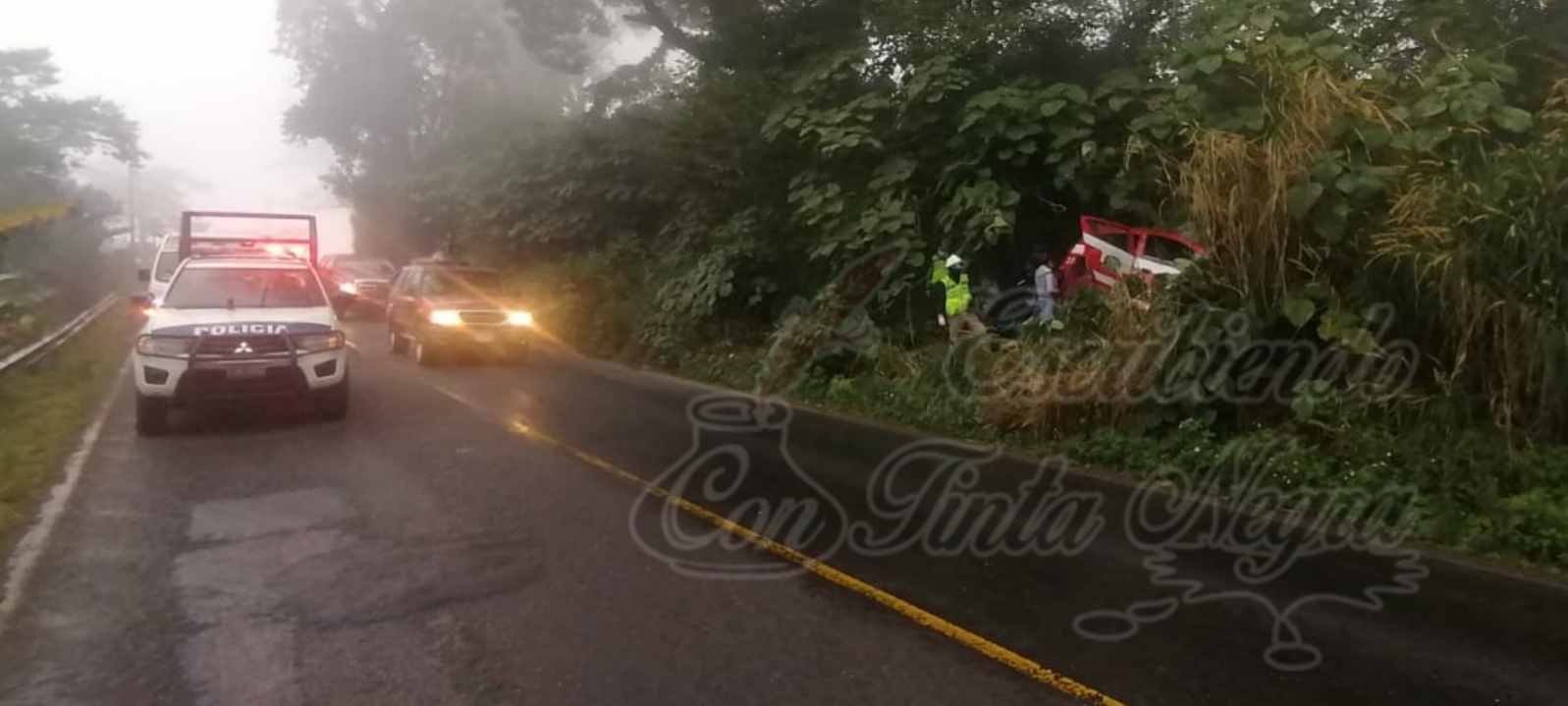 TAXI SE SALE DE LA CARRETERA
