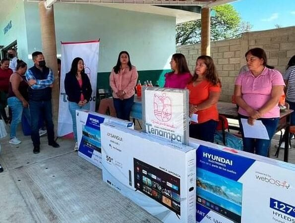 ENTREGA ALCALDESA DE TENAMPA APOYOS A TELESECUNDARIA DE EL XÚCHIL
