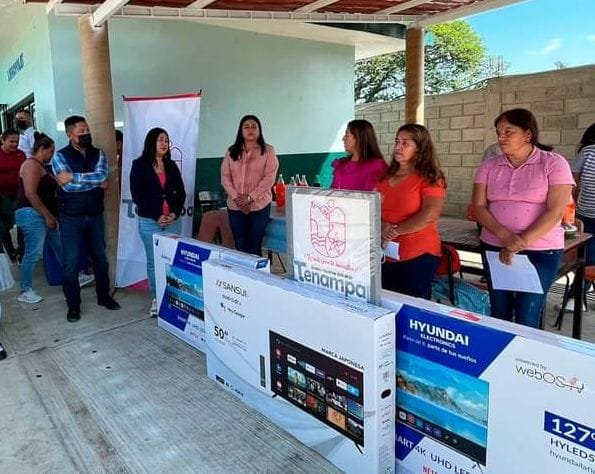 ENTREGA ALCALDESA DE TENAMPA APOYOS A TELESECUNDARIA DE EL XÚCHIL