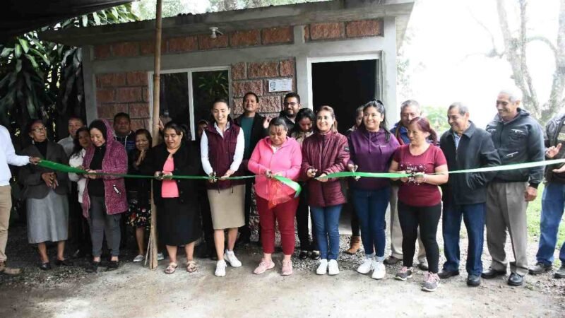 ENTREGAN AUTORIDADES CUARTOS DORMITORIOS EN TLACOTENGO 