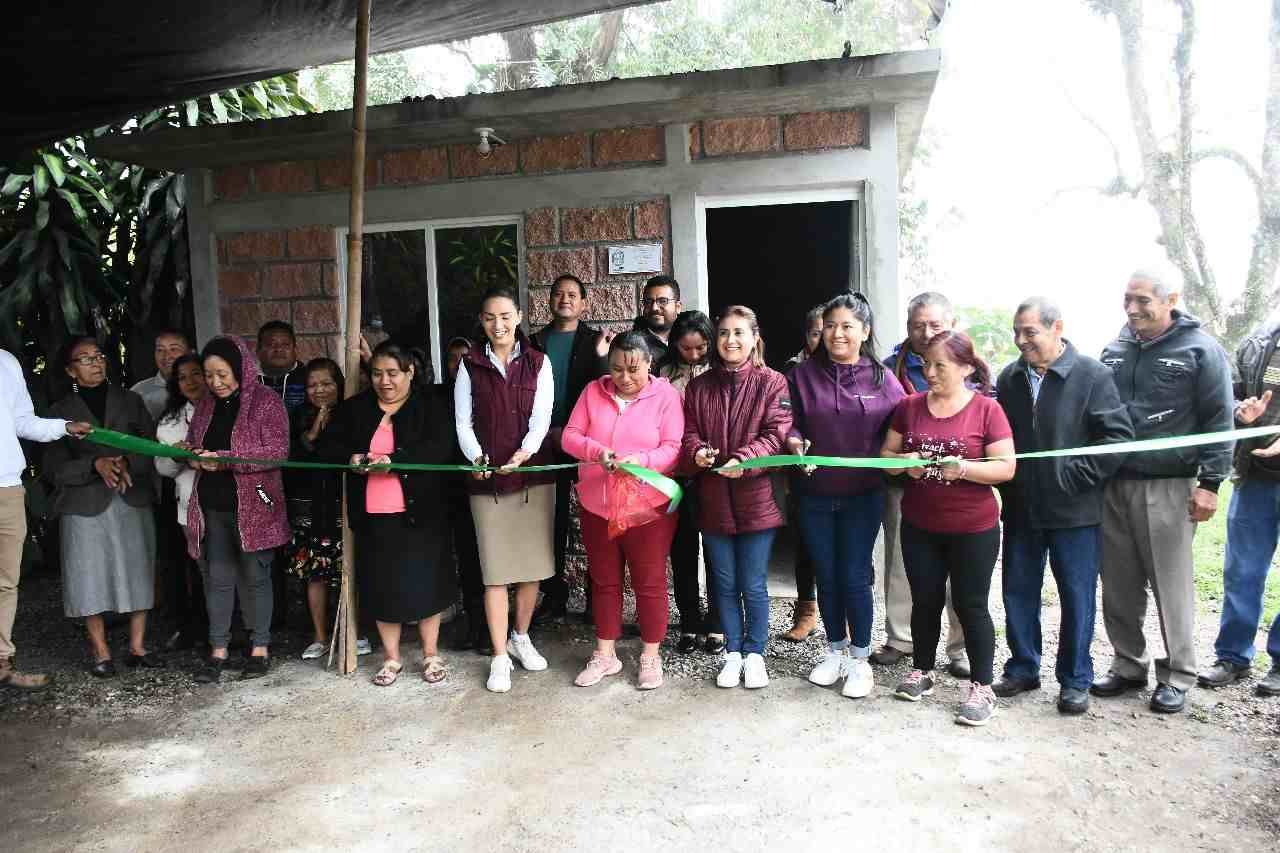 ENTREGAN AUTORIDADES CUARTOS DORMITORIOS EN TLACOTENGO 