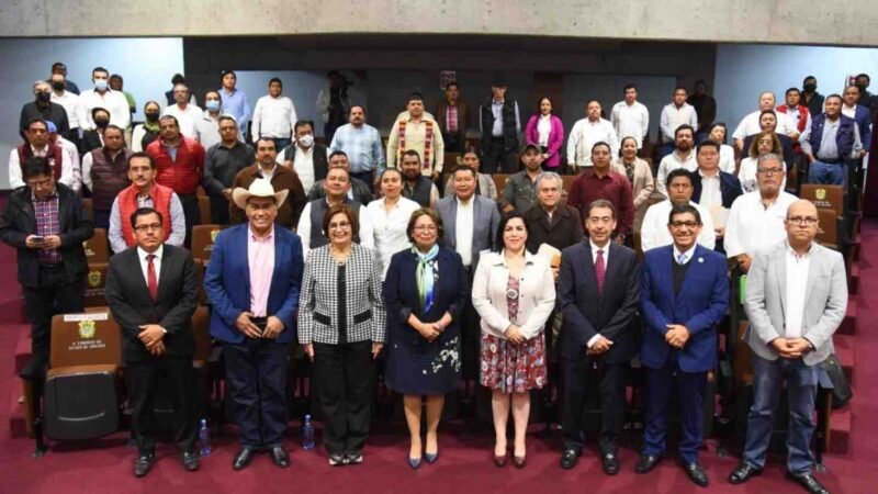CAPACITAN EN EL CONGRESO A MUNÍCIPES SOBRE PROCEDIMIENTOS DE OBRAS PÚBLICAS