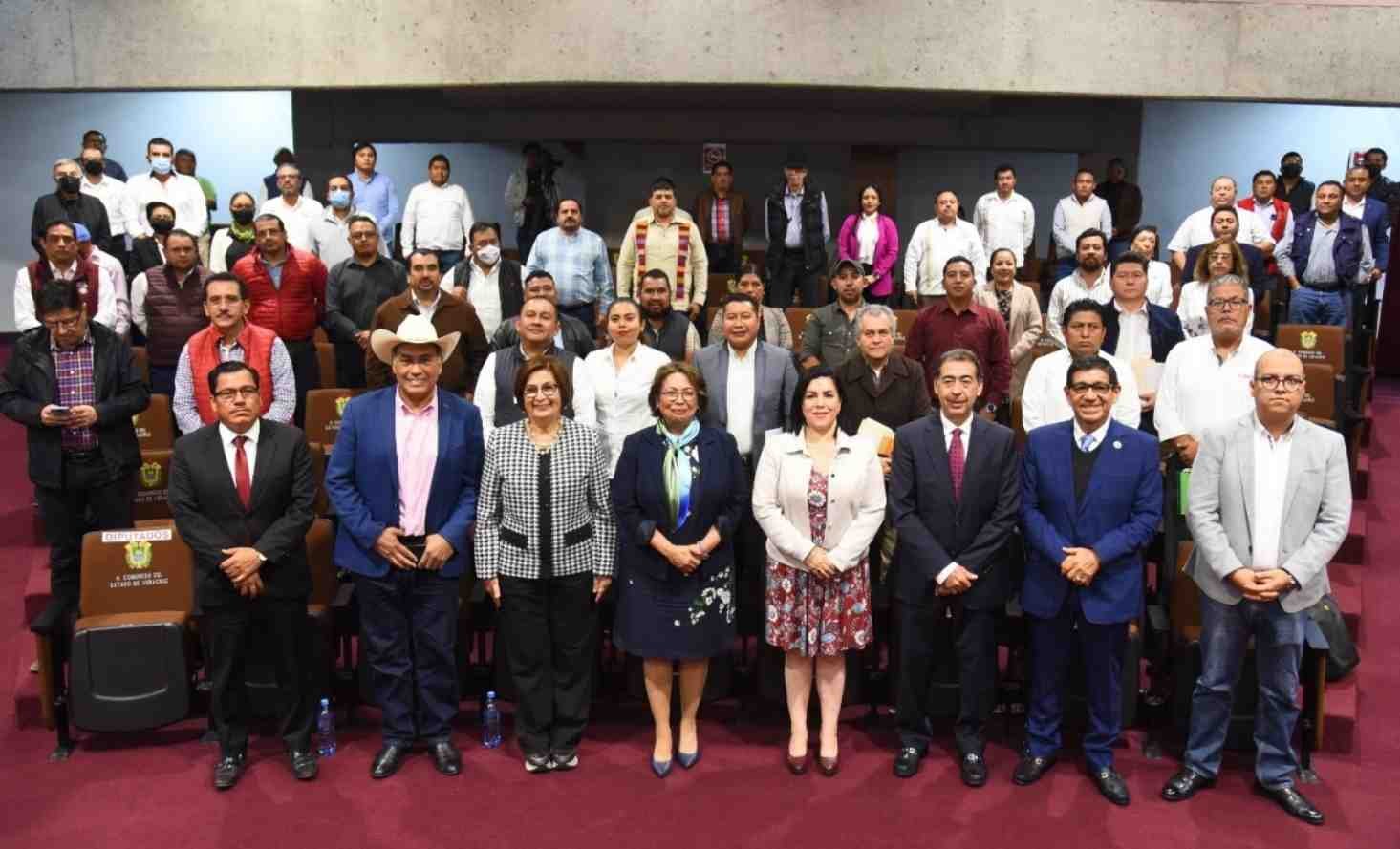 CAPACITAN EN EL CONGRESO A MUNÍCIPES SOBRE PROCEDIMIENTOS DE OBRAS PÚBLICAS