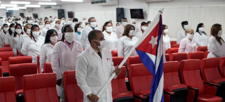 SE SUMAN 61 MÉDICOS CUBANOS A COLABORAR EN MÉXICO