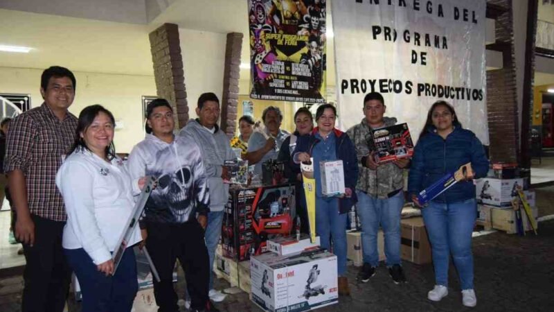 ENTREGAN PROYECTOS PRODUCTIVOS A EMPRENDEDORES DE IXHUATLÁN