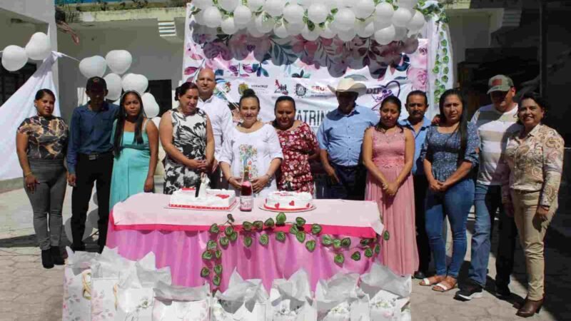 8 PAREJAS SE UNEN EN MATRIMONIO