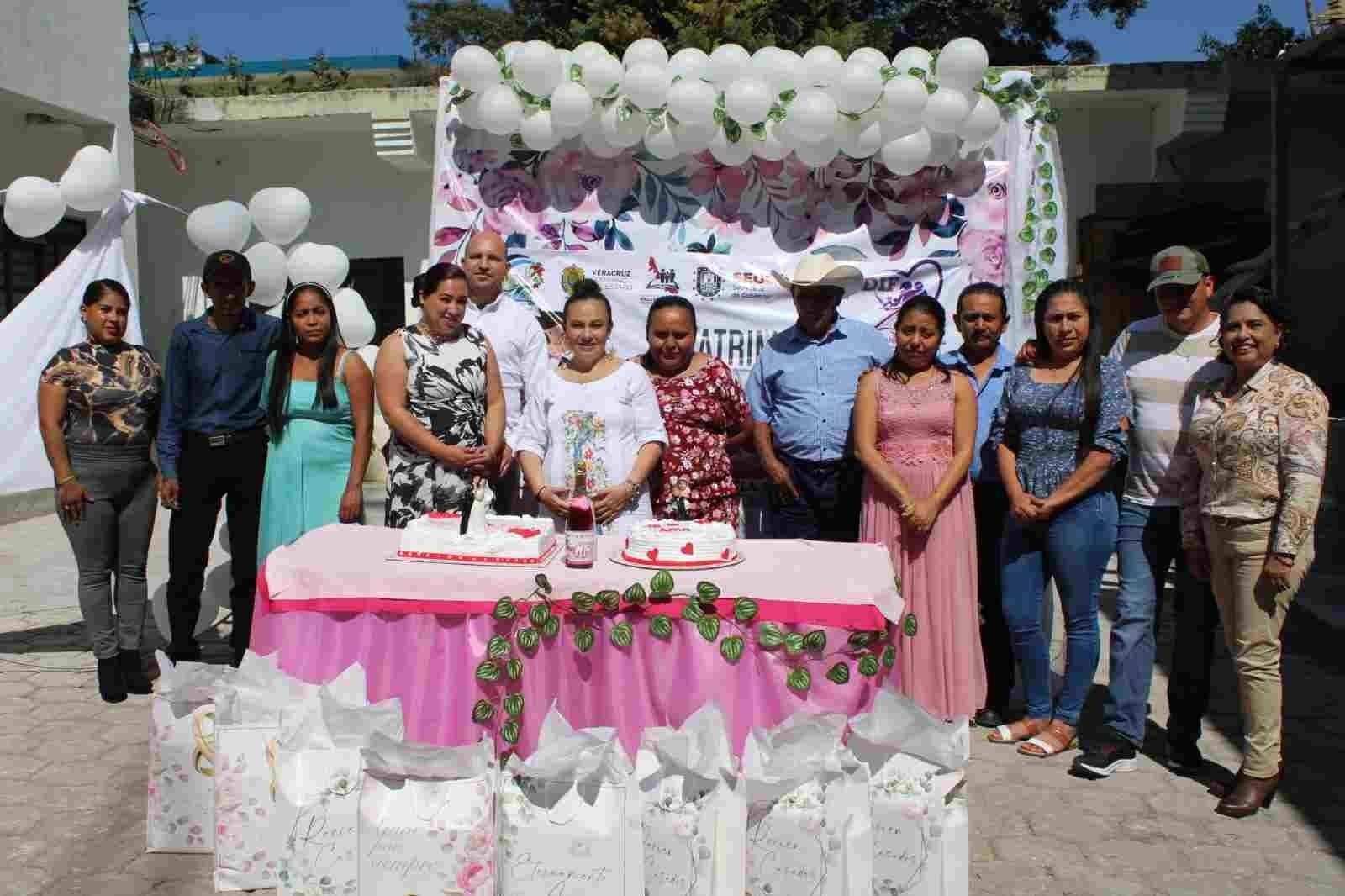 8 PAREJAS SE UNEN EN MATRIMONIO