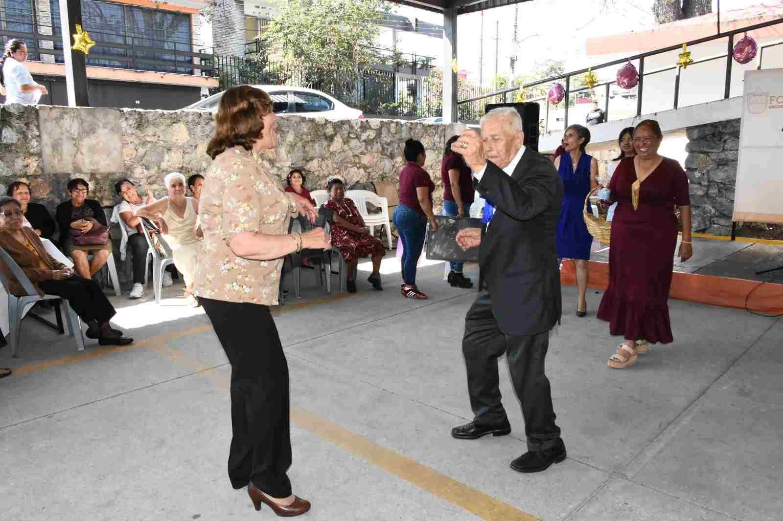 FESTEJA CLUB DEL ABUELO DÍA DEL AMOR Y LA AMISTAD