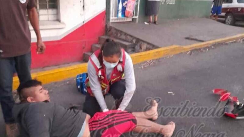 SE IMPACTAN MOTOCICLISTAS CONTRA TAXI