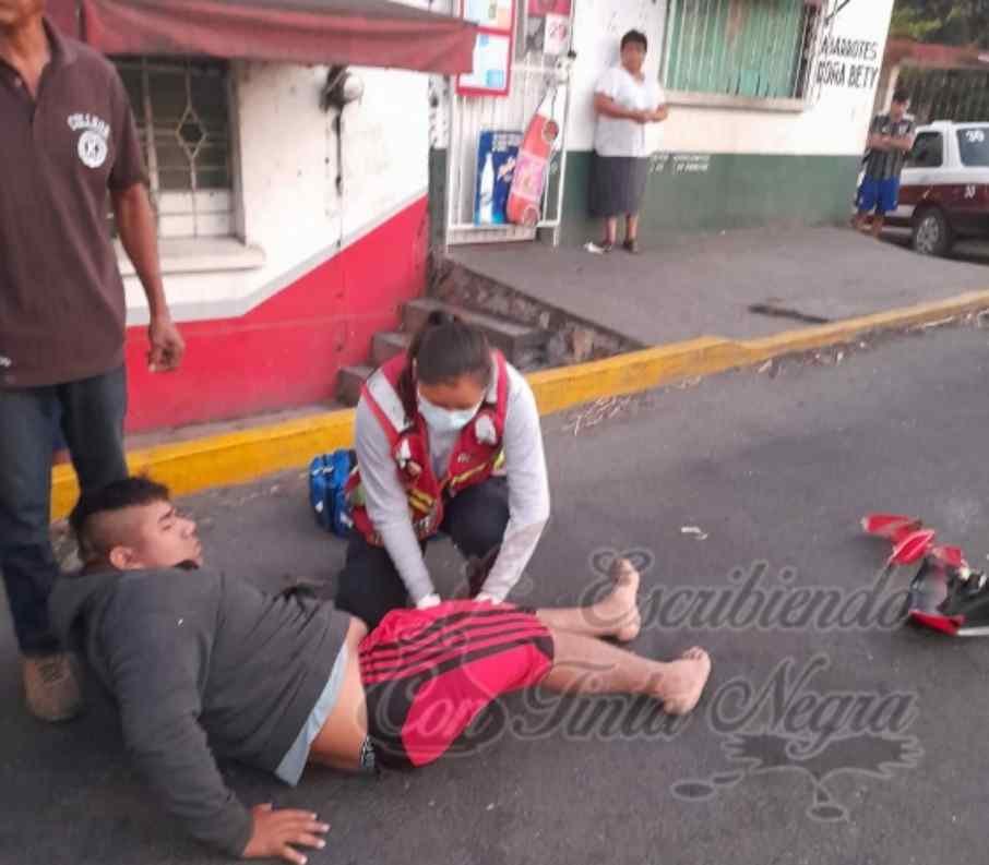 SE IMPACTAN MOTOCICLISTAS CONTRA TAXI
