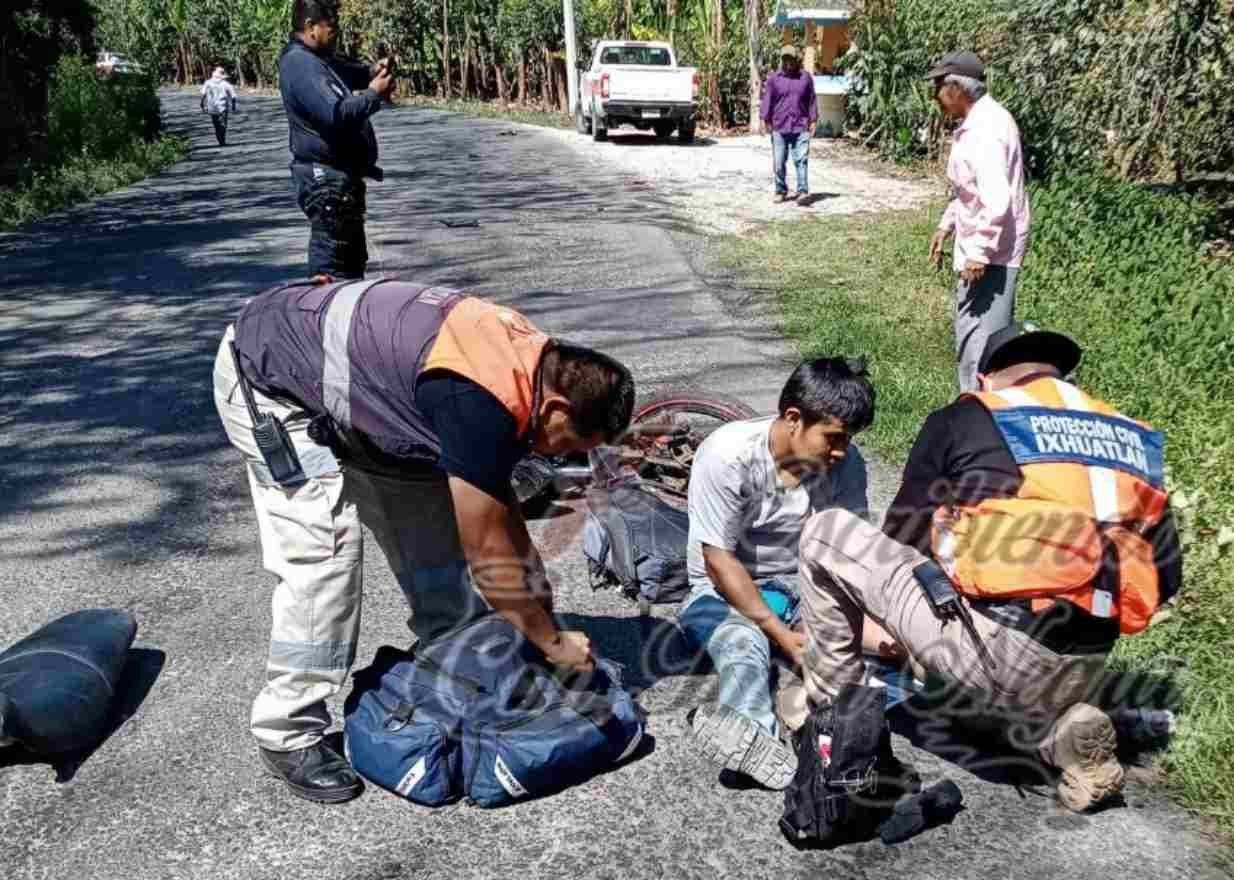 CHOCAN MOTOCICLISTAS CONTRA TAXI DE COSCO