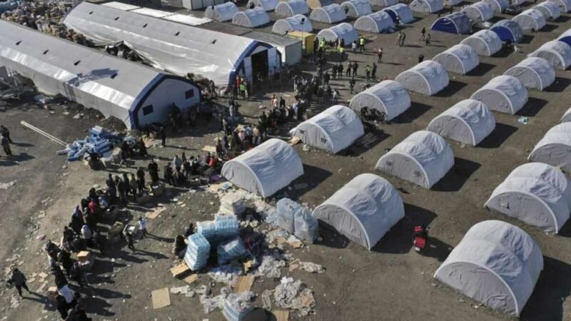 UN MILLÓN DE TURCOS VIVEN EN REFUGIOS TEMPORALES TRAS EL TERREMOTO
