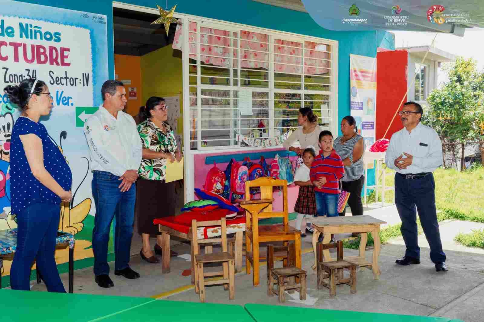 ALCALDE DE COSCO ENTREGA MOBILIARIO A KINDER DE TOZONGO