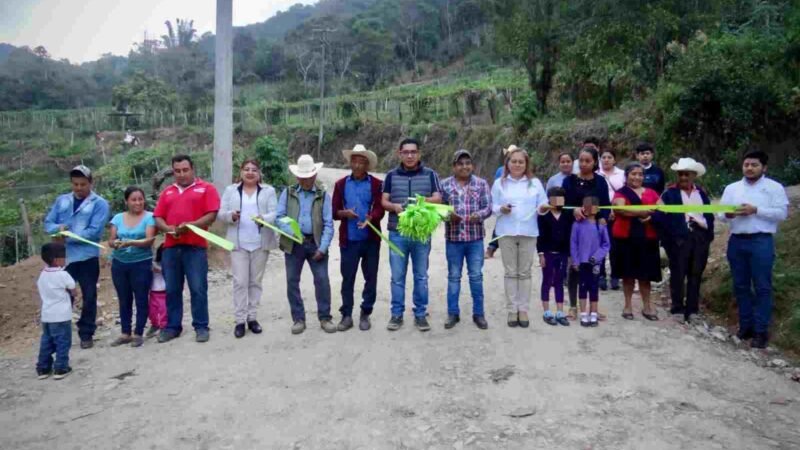 INAUGURA ALCALDE DE CHOCAMÁN CAMINO SACA COSECHAS