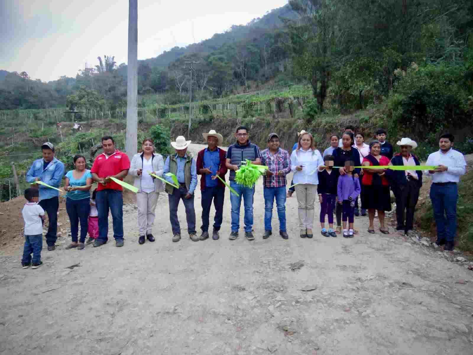 INAUGURA ALCALDE DE CHOCAMÁN CAMINO SACA COSECHAS