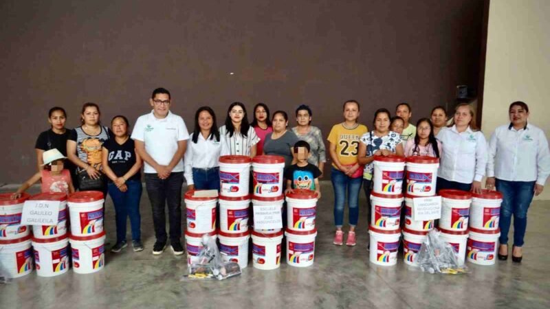 ENTREGA ALCALDE PINTURA A ESCUELAS DE CHOCAMÁN